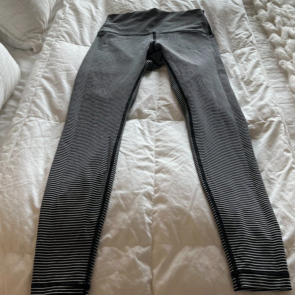 Lululemon Black & White Wunder Under Leggings (size 8)